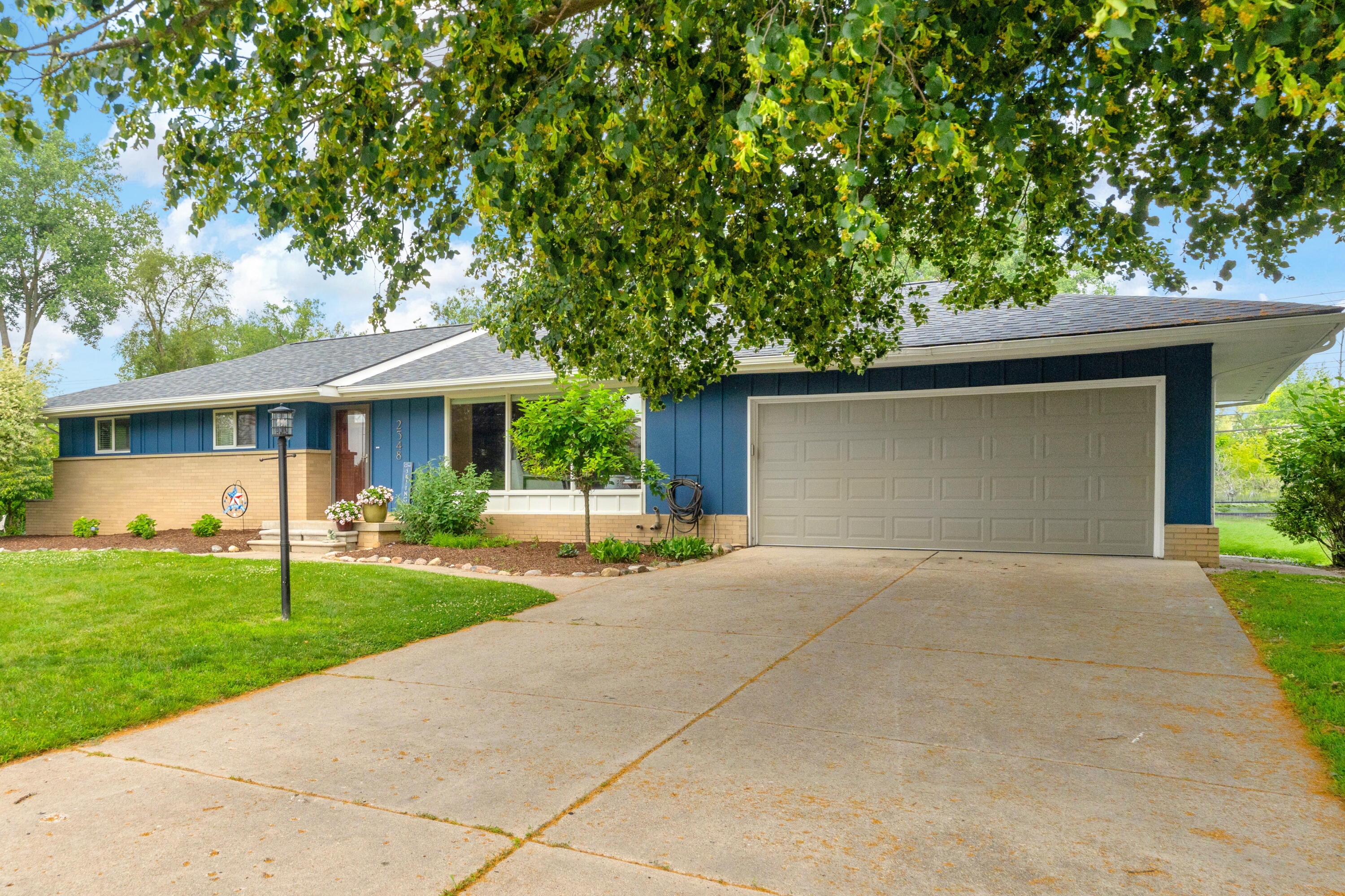 2348 Pine Lake Road West Bloomfield, MI 48324 - Photo 3 of 47 3 - Front of House