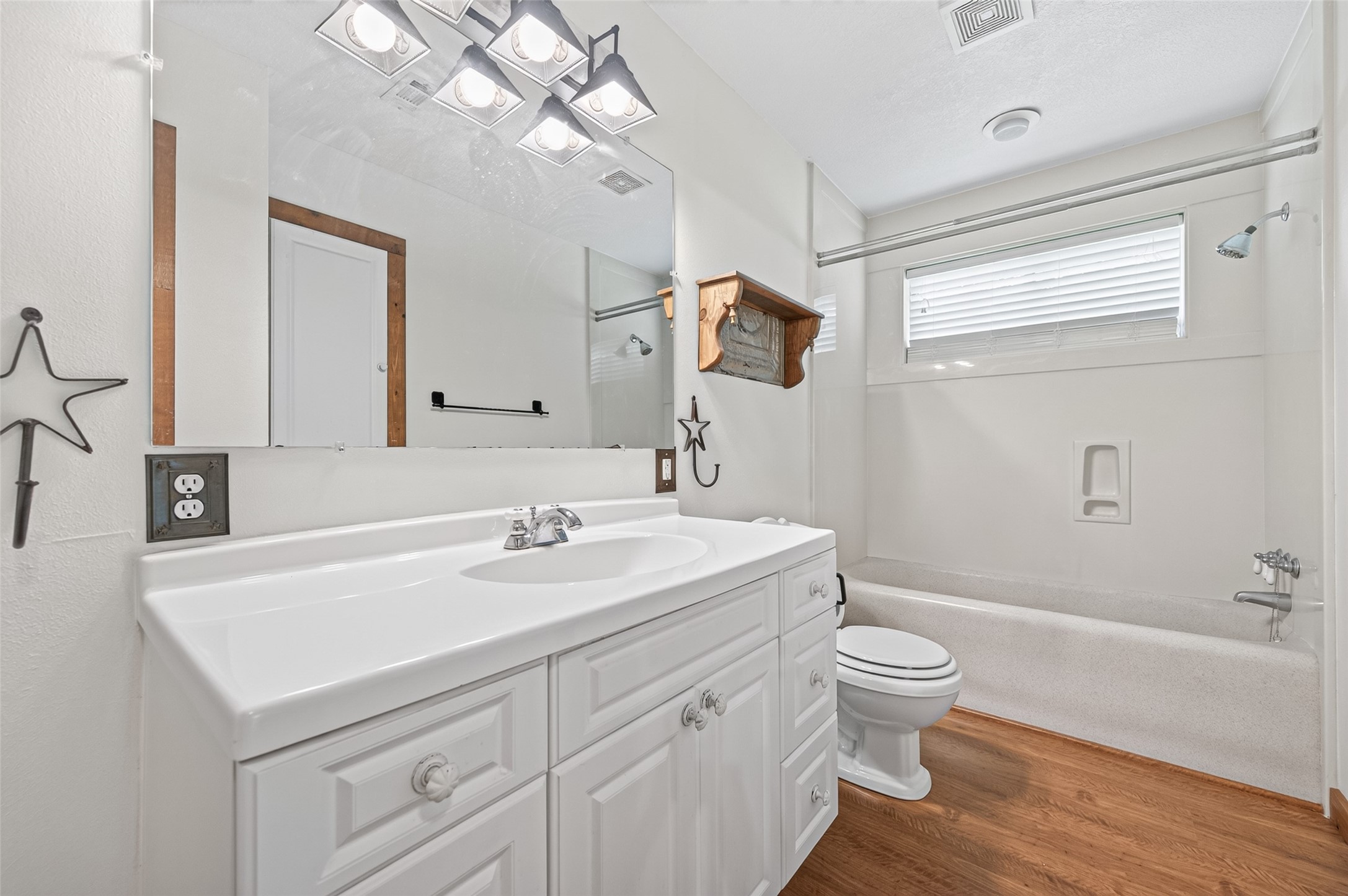 13996 Kidd Road Conroe, TX 77302 - Photo 24 of 46 Hall bath