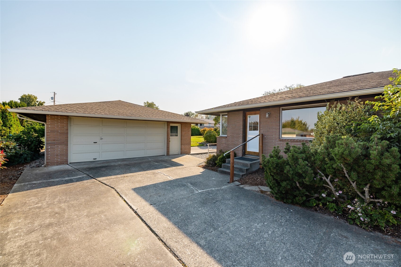 1307 26th Street Anacortes, WA 98221 - Photo 35 of 40 a front view of a house with garden