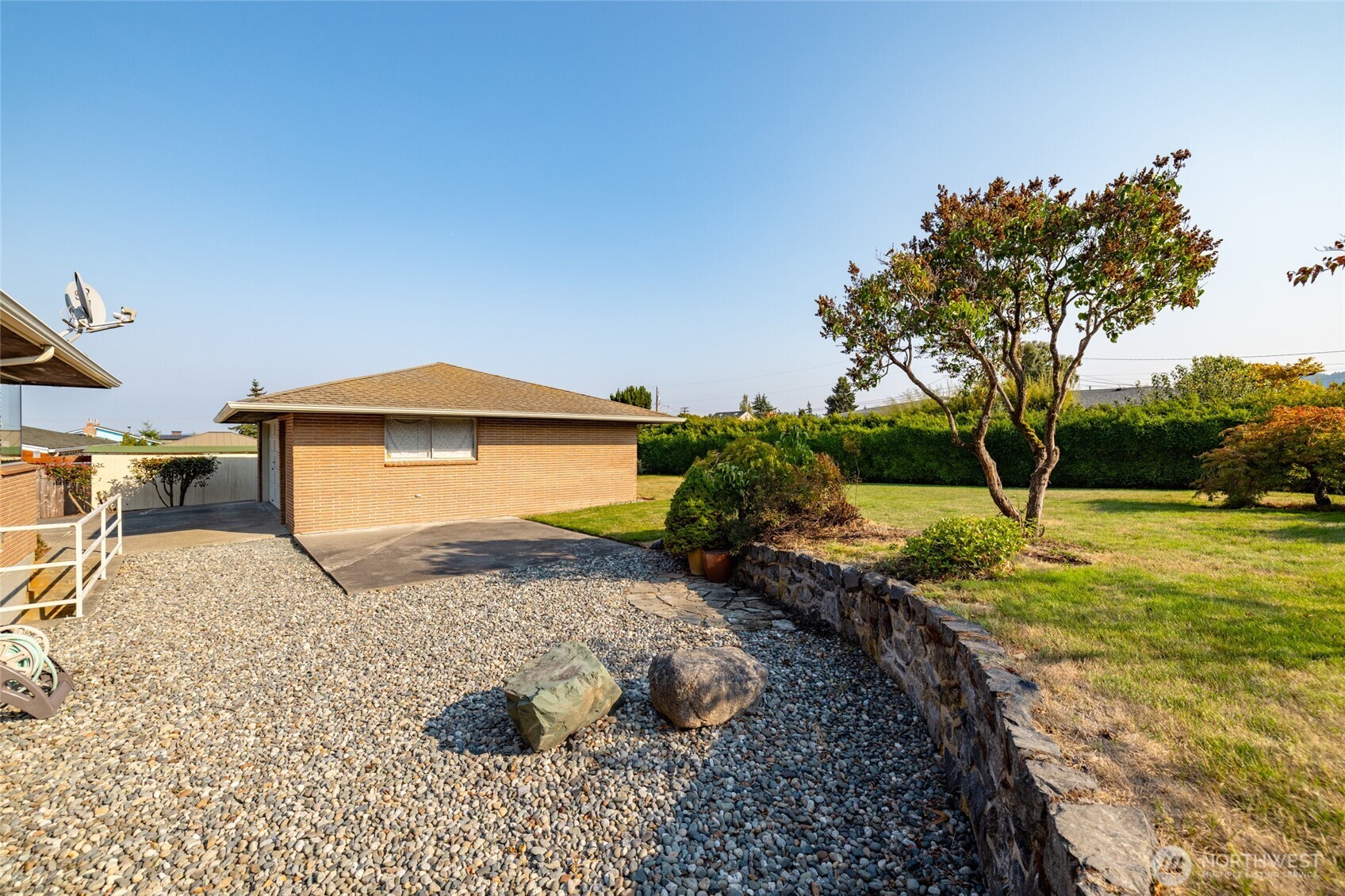 1307 26th Street Anacortes, WA 98221 - Photo 38 of 40 a front view of a house with garden