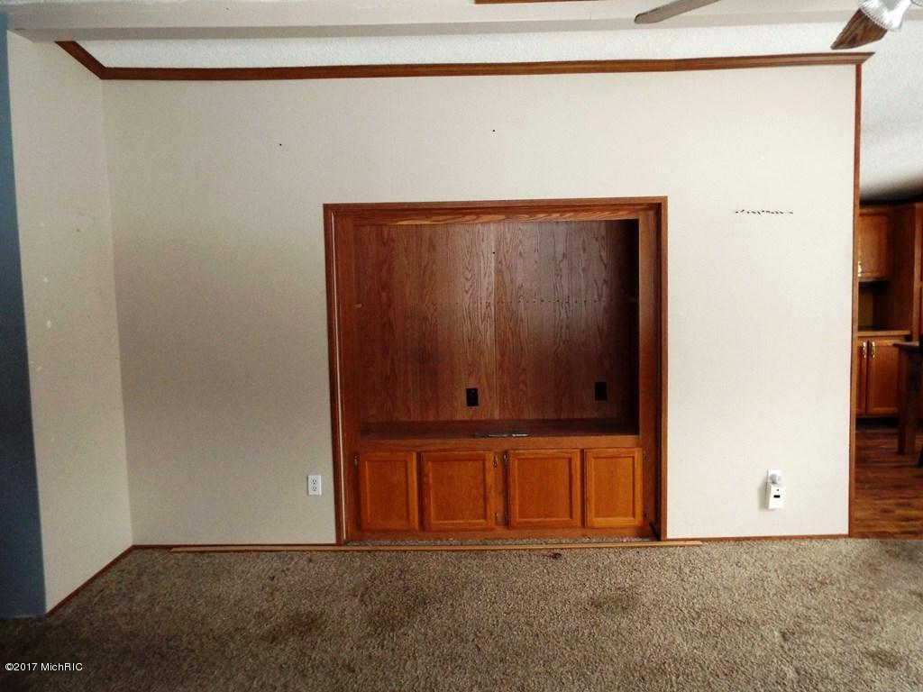 9441 Bailey Road Howard City, MI 49329 - Photo 5 of 13 Livingroom