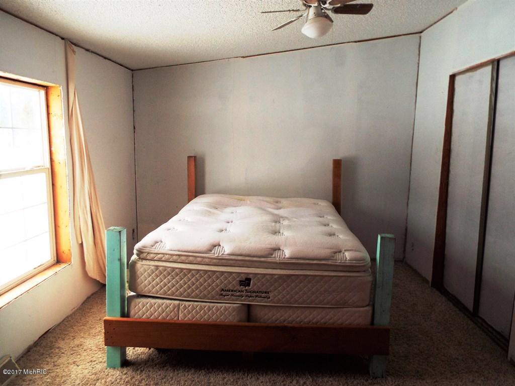 9441 Bailey Road Howard City, MI 49329 - Photo 6 of 13 Masterbedroom