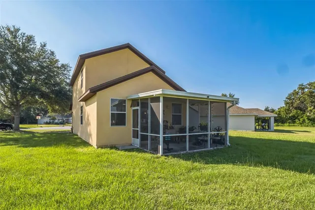a view of a house with backyard