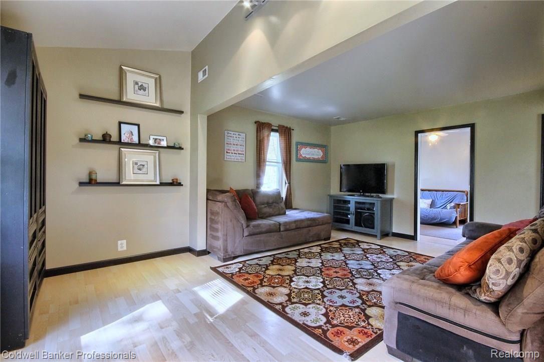 13701 Lenmoore Road Belleville, MI 48111 - Photo 6 of 28 Living_Room.jpg