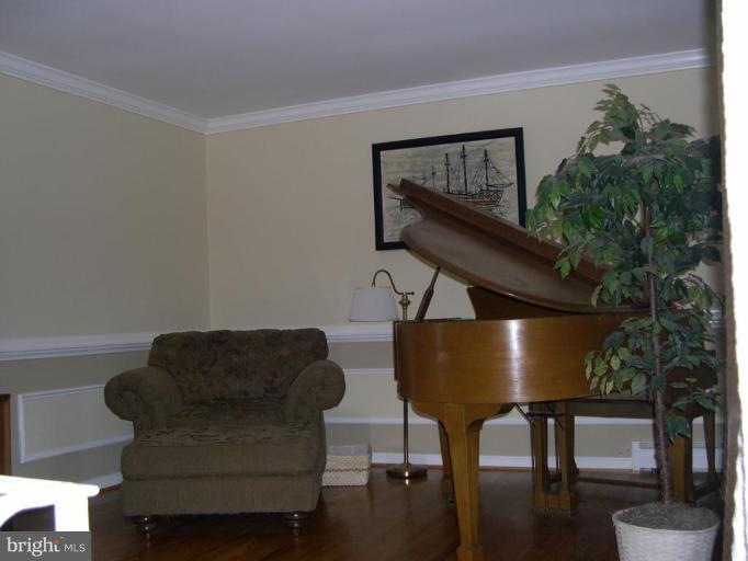13114 Haddock Road Woodbridge, VA 22193 - Photo 3 of 10 Living Room
