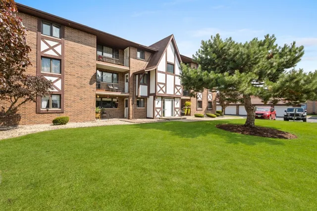 $210,000 | 10531 South Roberts Road, Unit 2D, Palos Hills, IL 60465