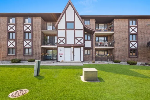 $210,000 | 10531 South Roberts Road, Unit 2D, Palos Hills, IL 60465
