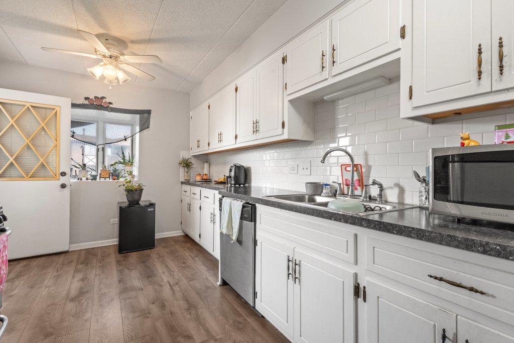 10531 South Roberts Road, Unit 2D Palos Hills, IL 60465 - Photo 3 of 13 a kitchen with cabinets a sink and appliances