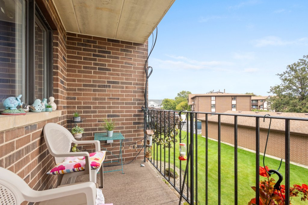 10531 South Roberts Road, Unit 2D Palos Hills, IL 60465 - Photo 4 of 13 a view of balcony with furniture