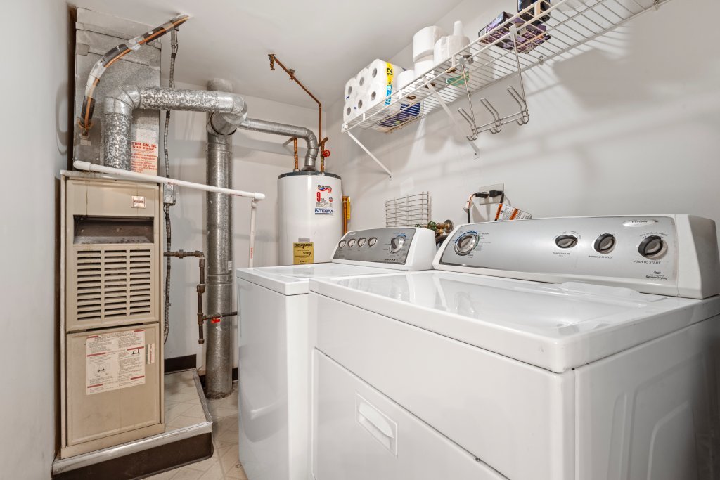 10531 South Roberts Road, Unit 2D Palos Hills, IL 60465 - Photo 8 of 13 a utility room with dryer and washer