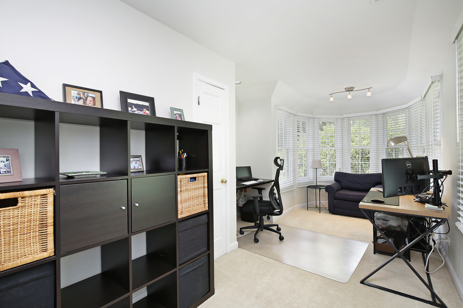 2224 Crabtree Lane Northbrook, IL 60062 - Photo 13 of 34 a living room with furniture