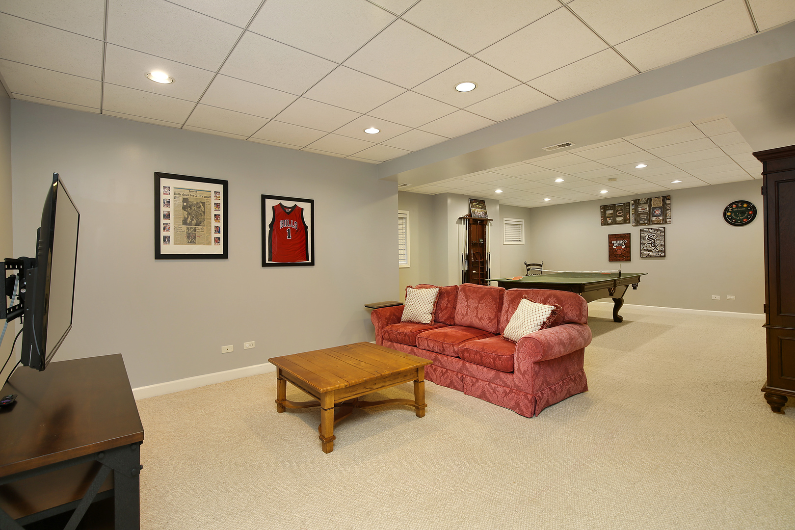 2224 Crabtree Lane Northbrook, IL 60062 - Photo 20 of 34 a living room with furniture and a flat screen tv