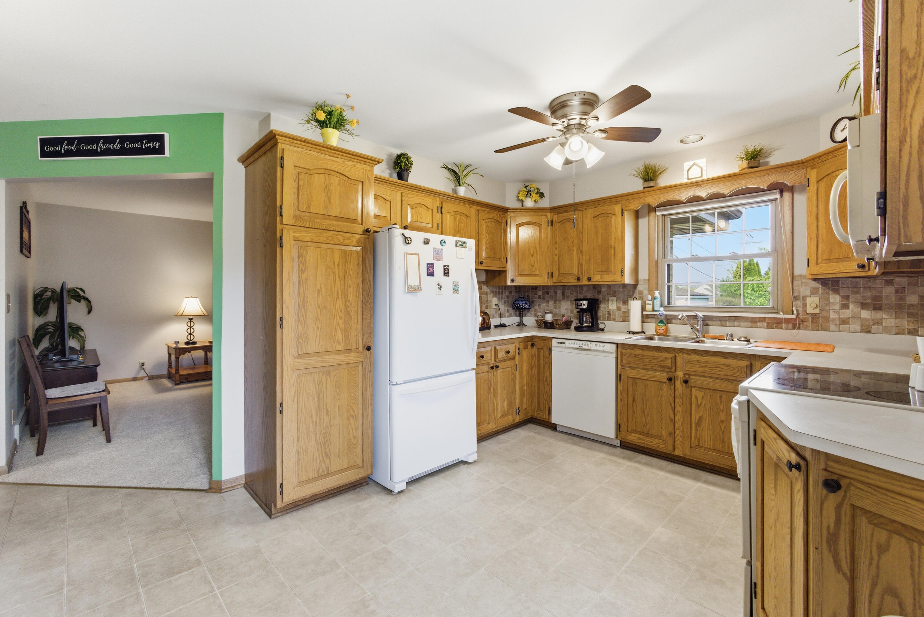 4961 South 24th Street Milwaukee, WI 53221 - Photo 12 of 31 kitchen