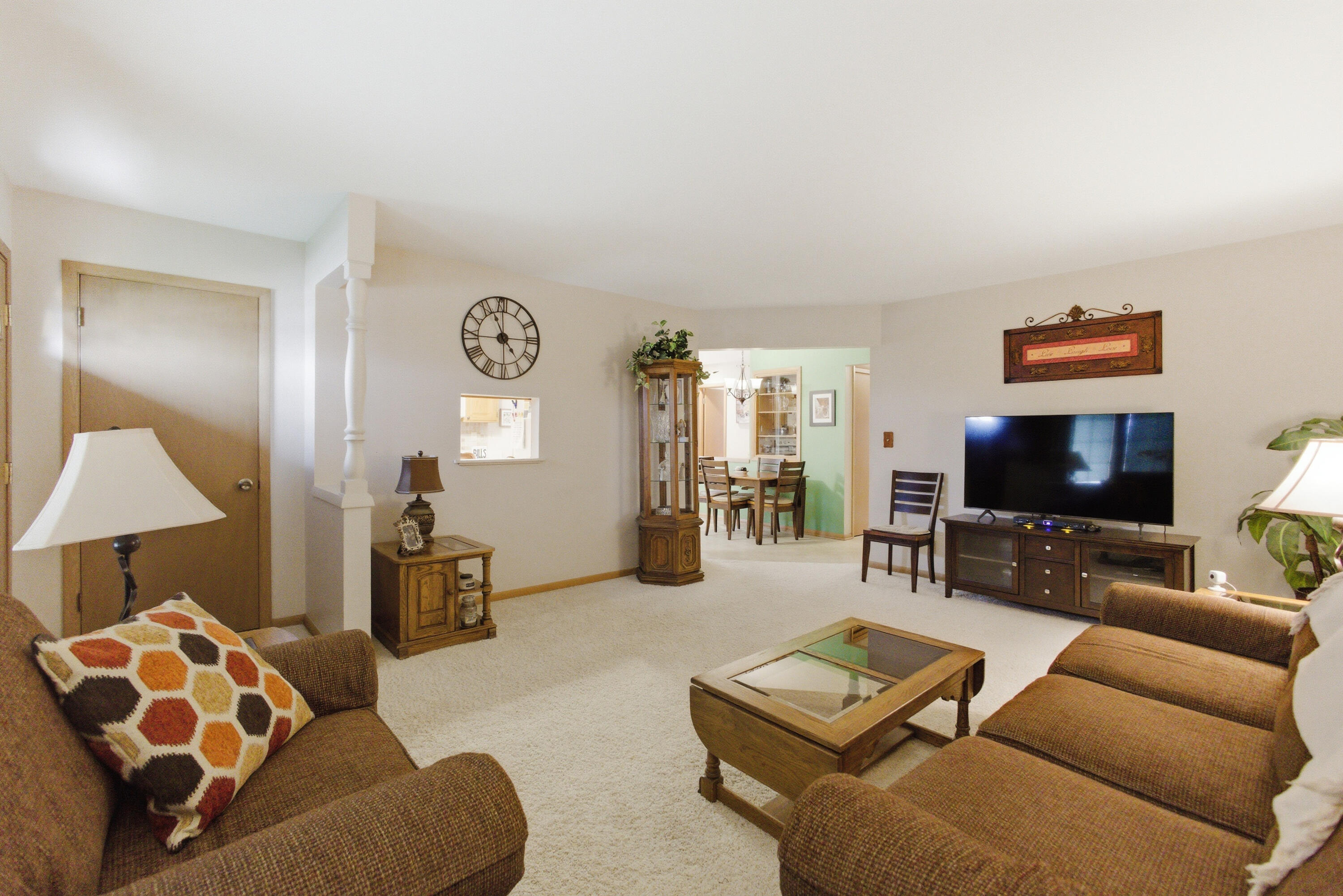 4961 South 24th Street Milwaukee, WI 53221 - Photo 4 of 31 living room
