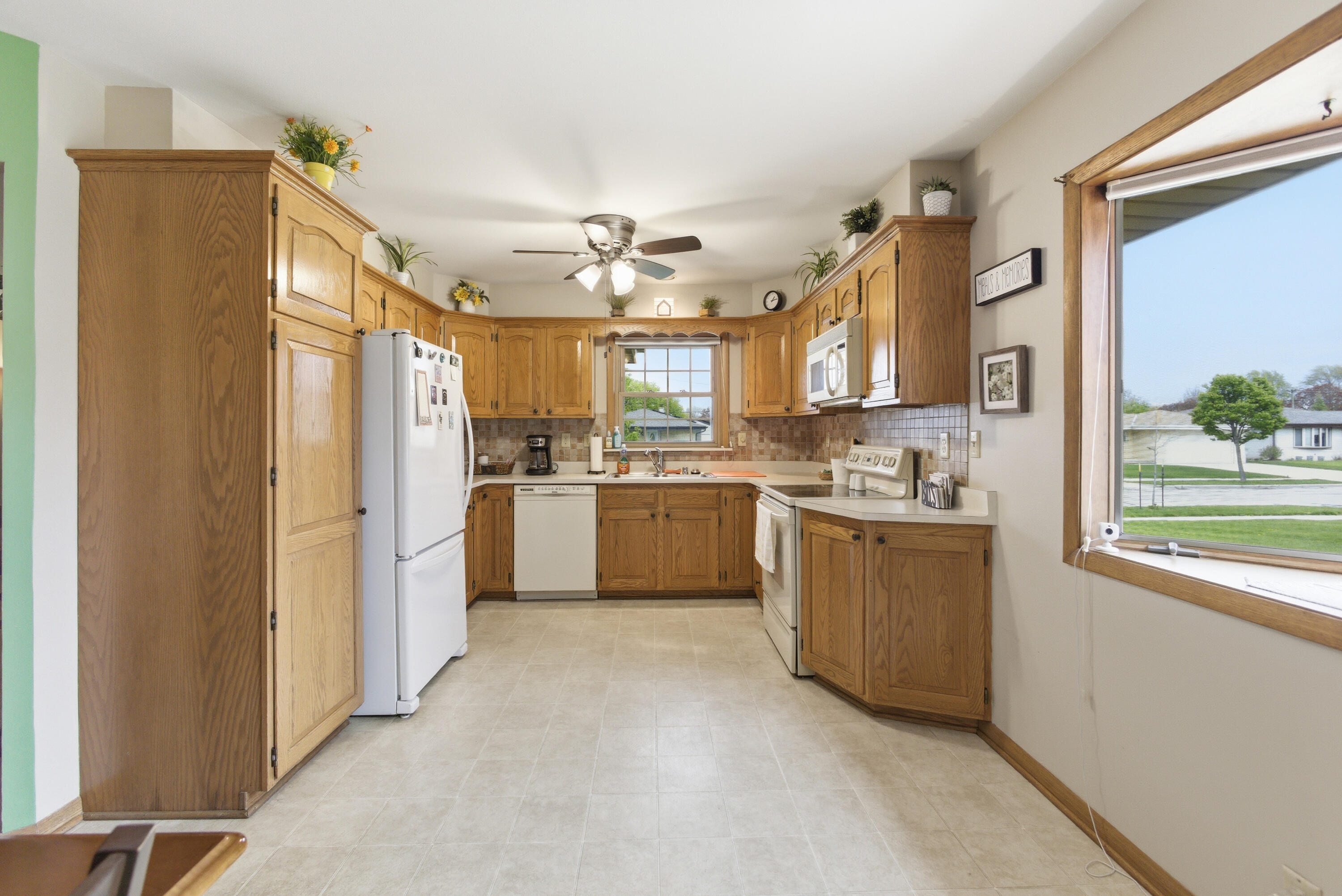 4961 South 24th Street Milwaukee, WI 53221 - Photo 7 of 31 kitchen