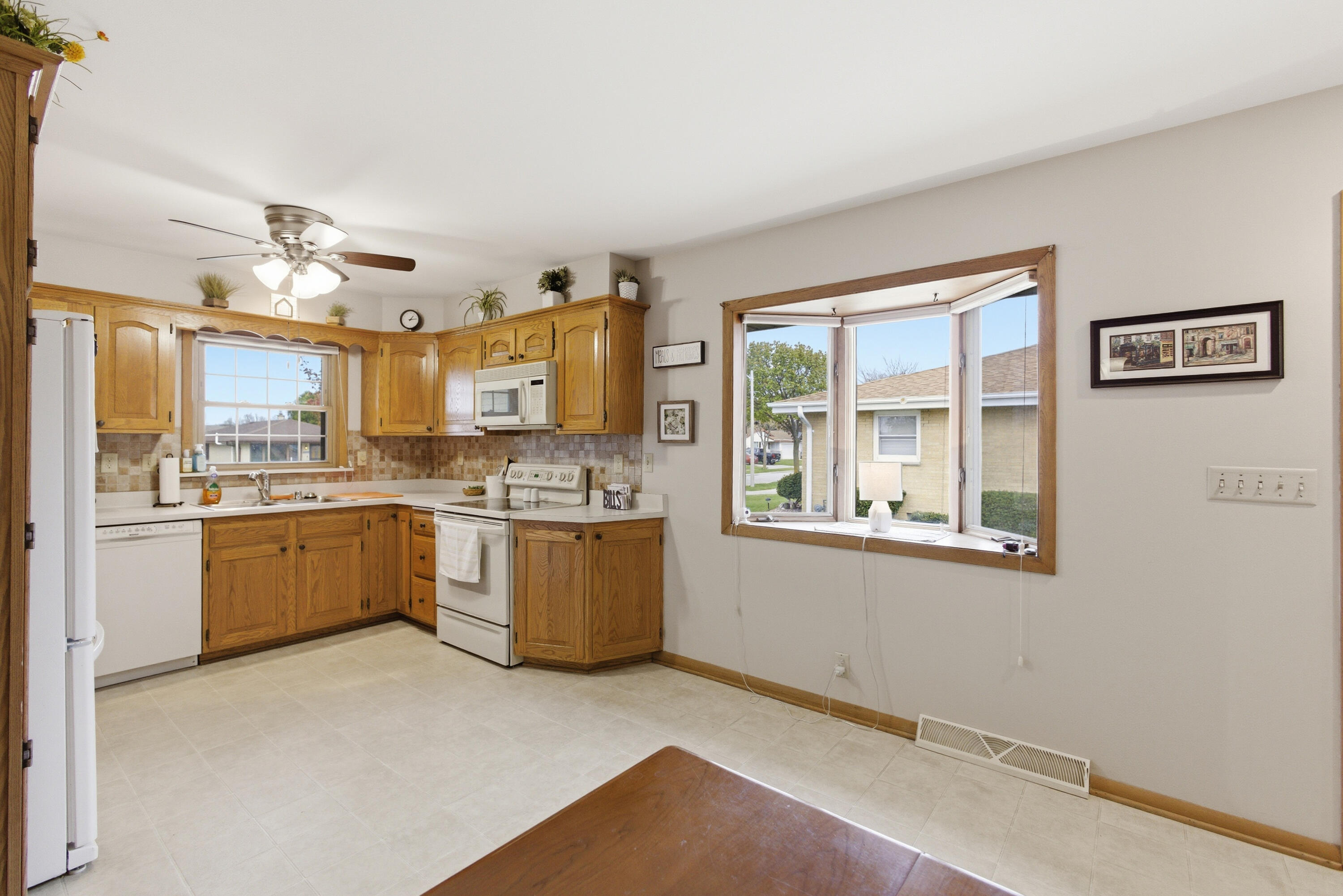 4961 South 24th Street Milwaukee, WI 53221 - Photo 8 of 31 bay window