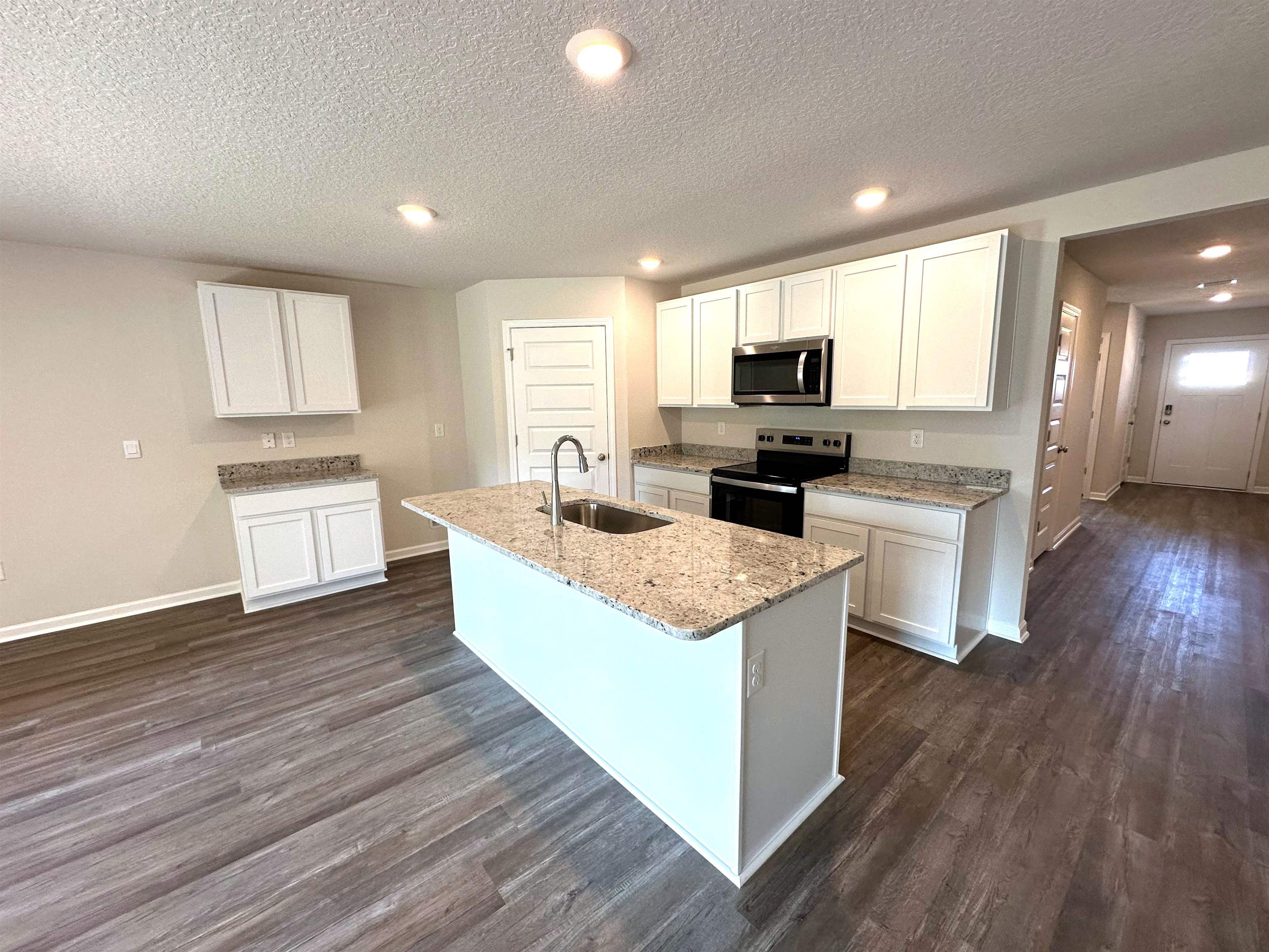 1243 Hayward Loop Foley, AL 36535 - Photo 5 of 32 Kitchen