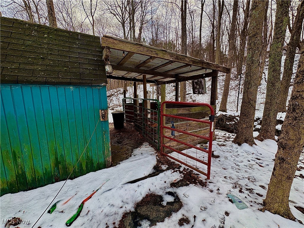 4542 Bloomfield Road Cambridge, OH 43725 - Photo 10 of 22 Shed with area for livestock