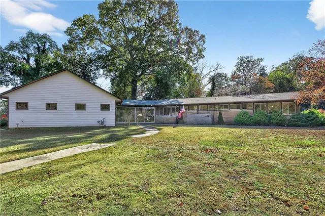 a view of a house with a yard