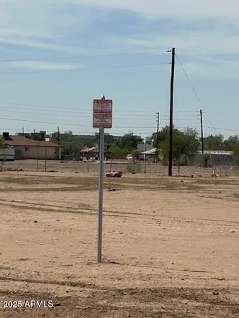 a view of a parking area