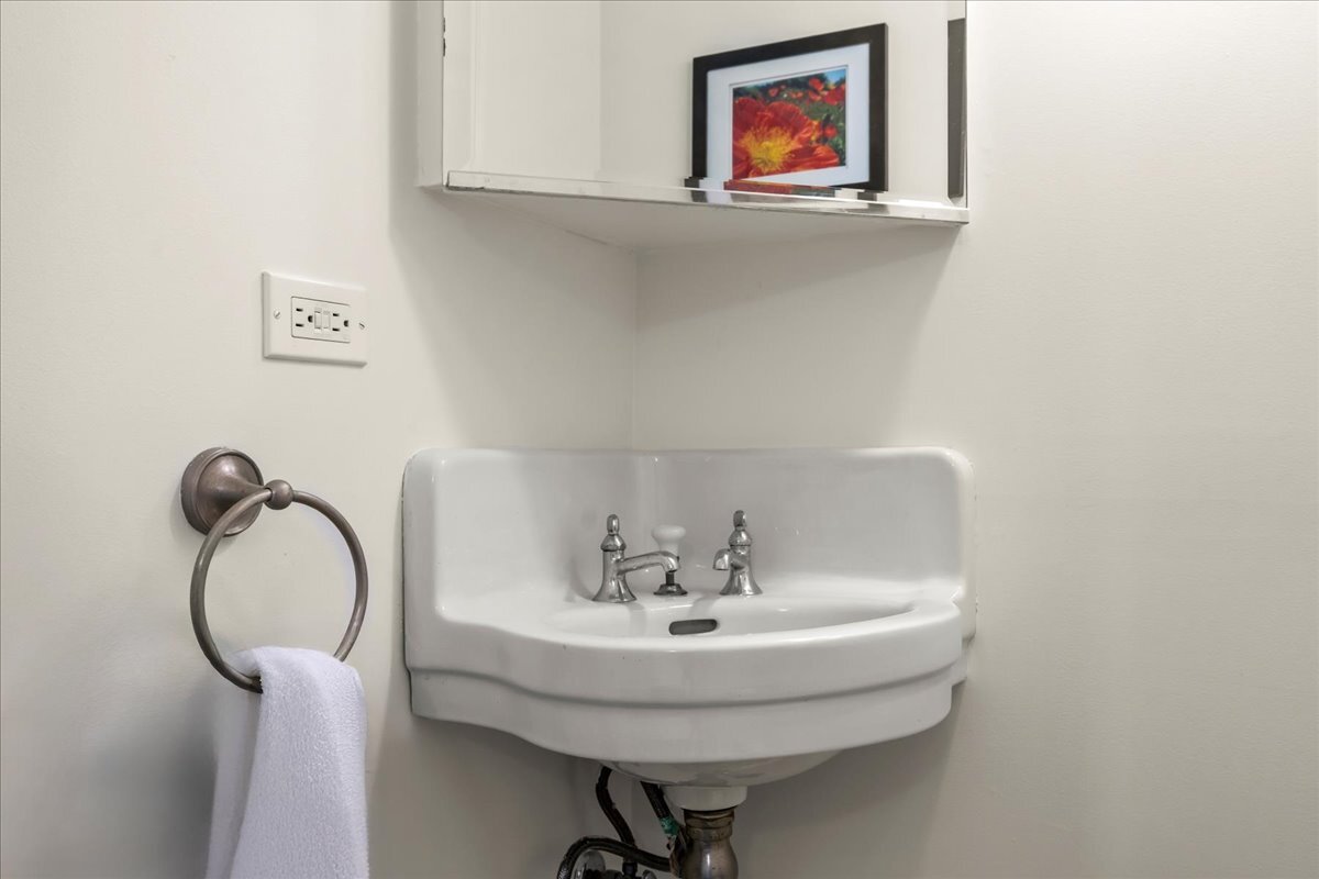 1878 Sunset Road Highland Park, IL 60035 - Photo 14 of 40 a bathroom with a sink and a mirror