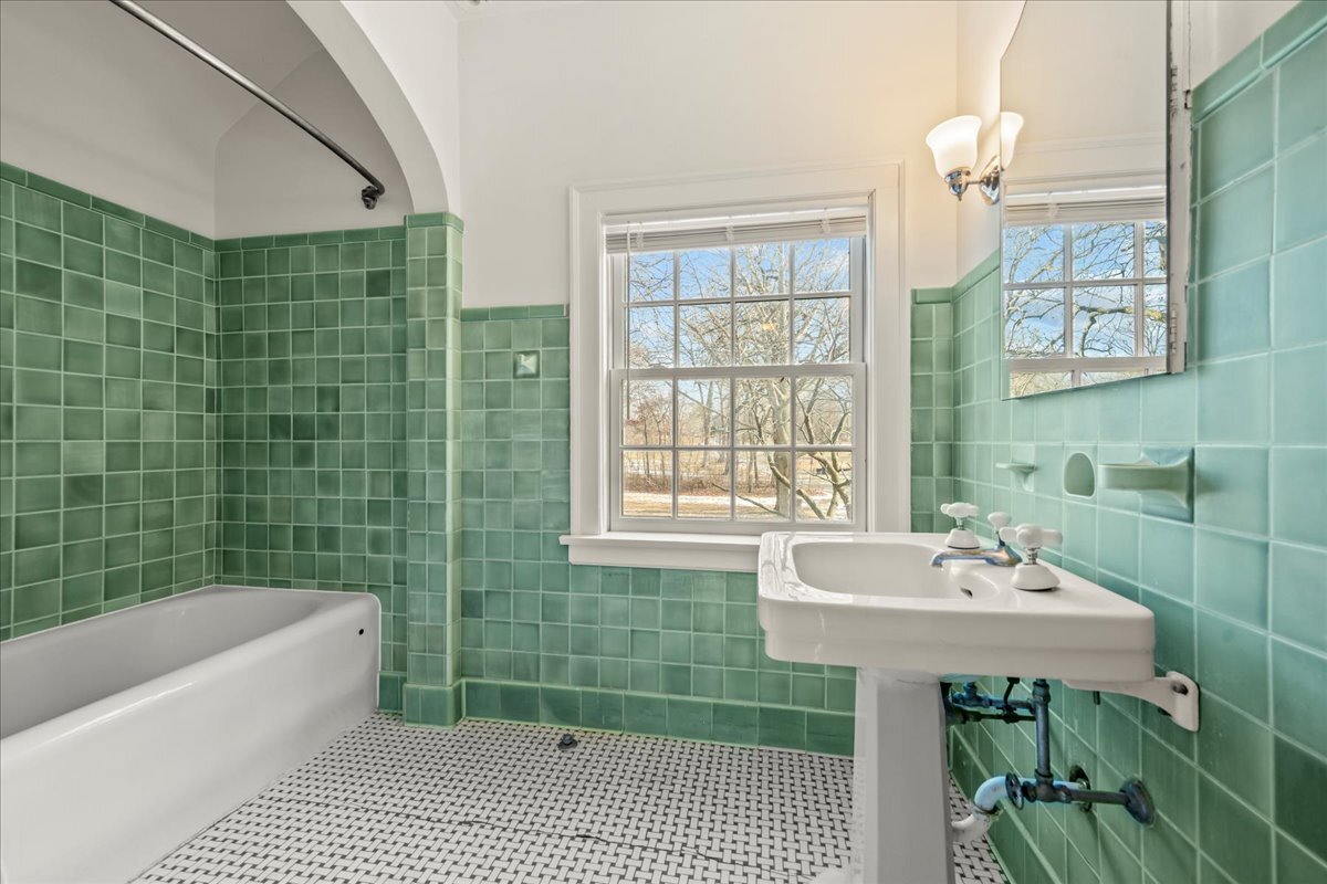 1878 Sunset Road Highland Park, IL 60035 - Photo 23 of 40 a bathroom with a sink a bathtub and next to a window