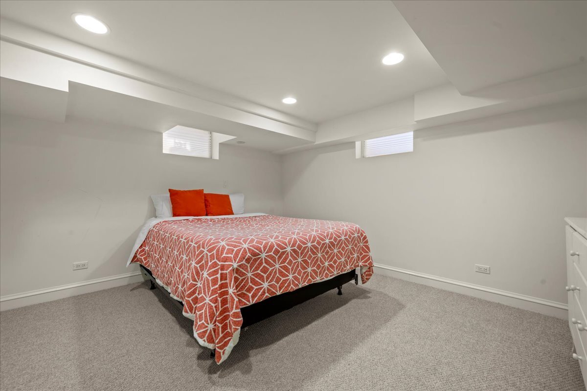 1878 Sunset Road Highland Park, IL 60035 - Photo 26 of 40 a spacious bedroom with a bed and a stand