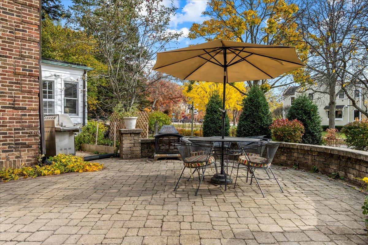 1878 Sunset Road Highland Park, IL 60035 - Photo 29 of 40 a view of backyard with seating space and wooden fence
