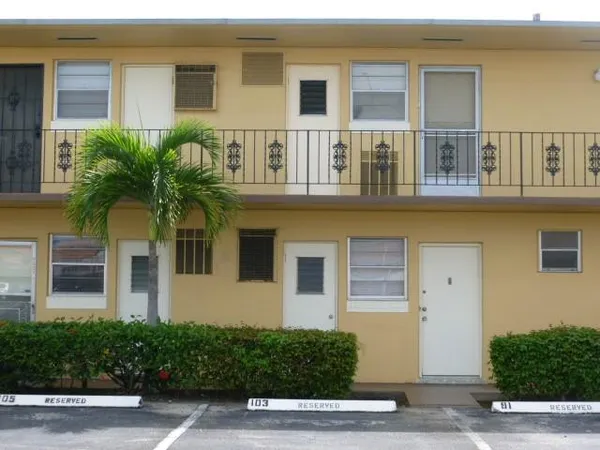 $1,690 | 2940 Northeast 203rd Street, Unit C102, Aventura, FL 33180