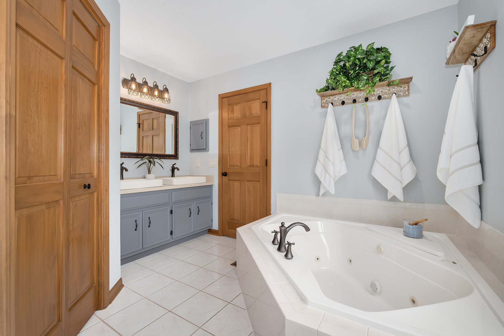 2499 Highland Road Geneva, IL 60134 - Photo 19 of 29 a bathroom with a bathtub sink and mirror