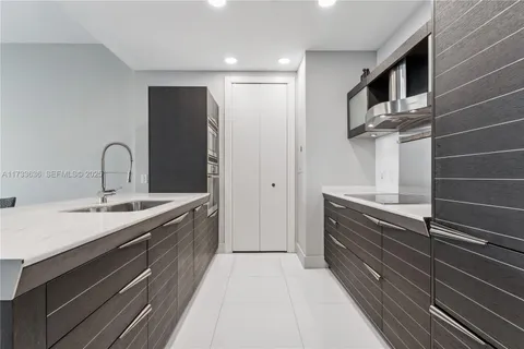 $880,000 | 200 Biscayne Blvd Way, Miami, FL 33131