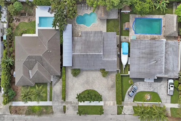 an aerial view of a house with outdoor space and a lake view