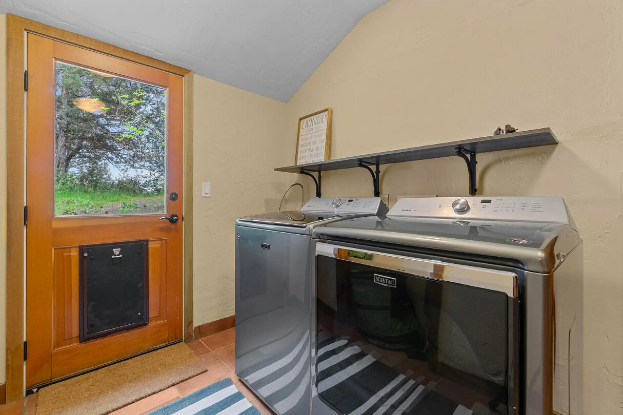 60359 Arnold Market Road Bend, OR 97702 - Photo 38 of 64 commercial laundry units and mudroom