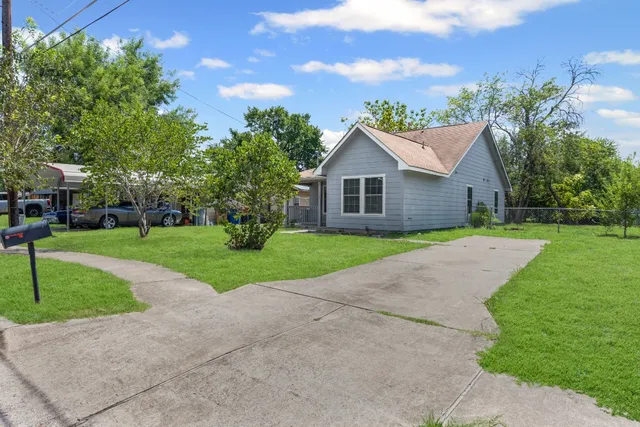 a view of a house with a yard