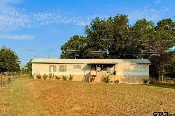 a view of a house with backyard
