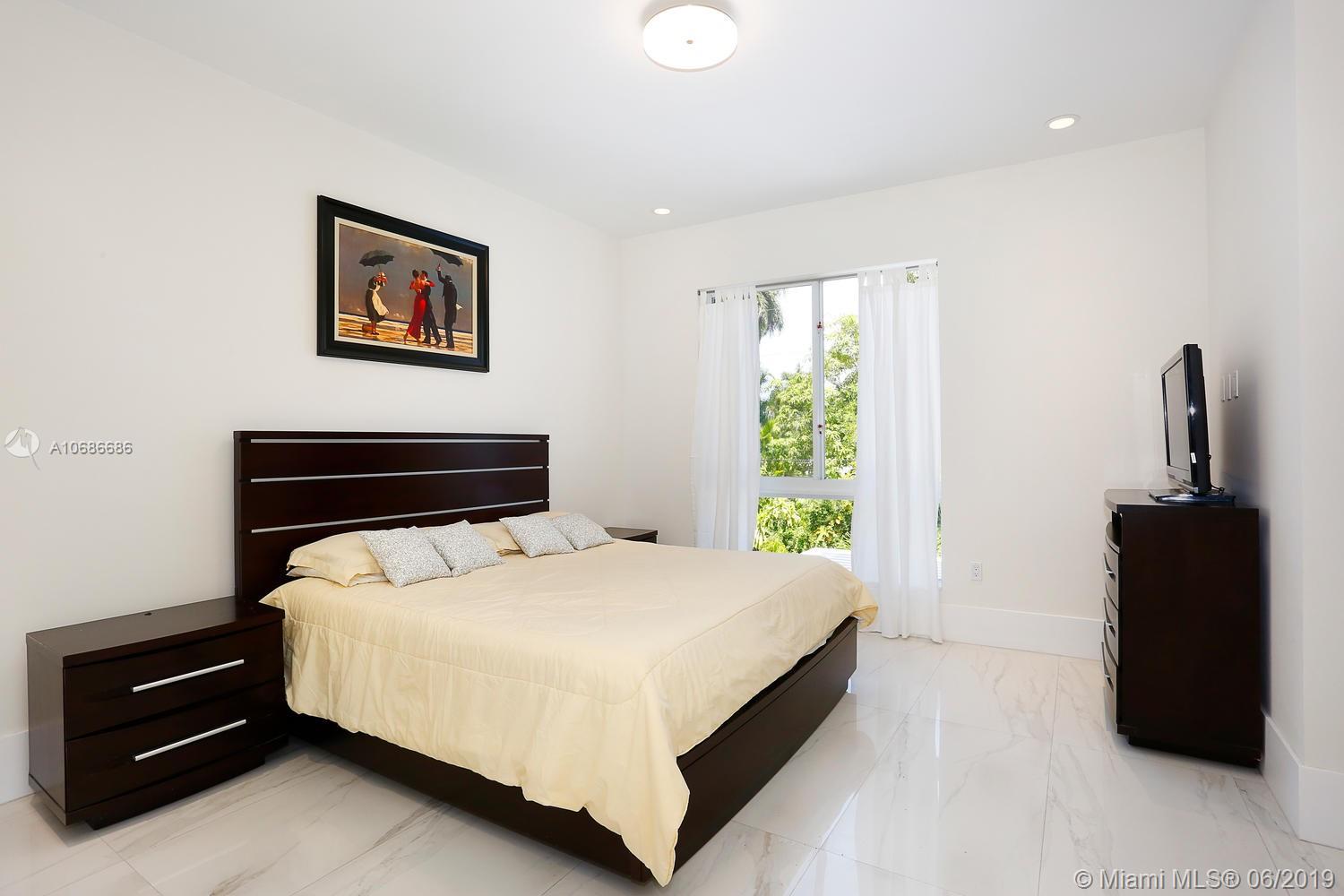 11847 Southwest 81st Road Pinecrest, FL 33156 - Photo 13 of 40 Gallery Image 13