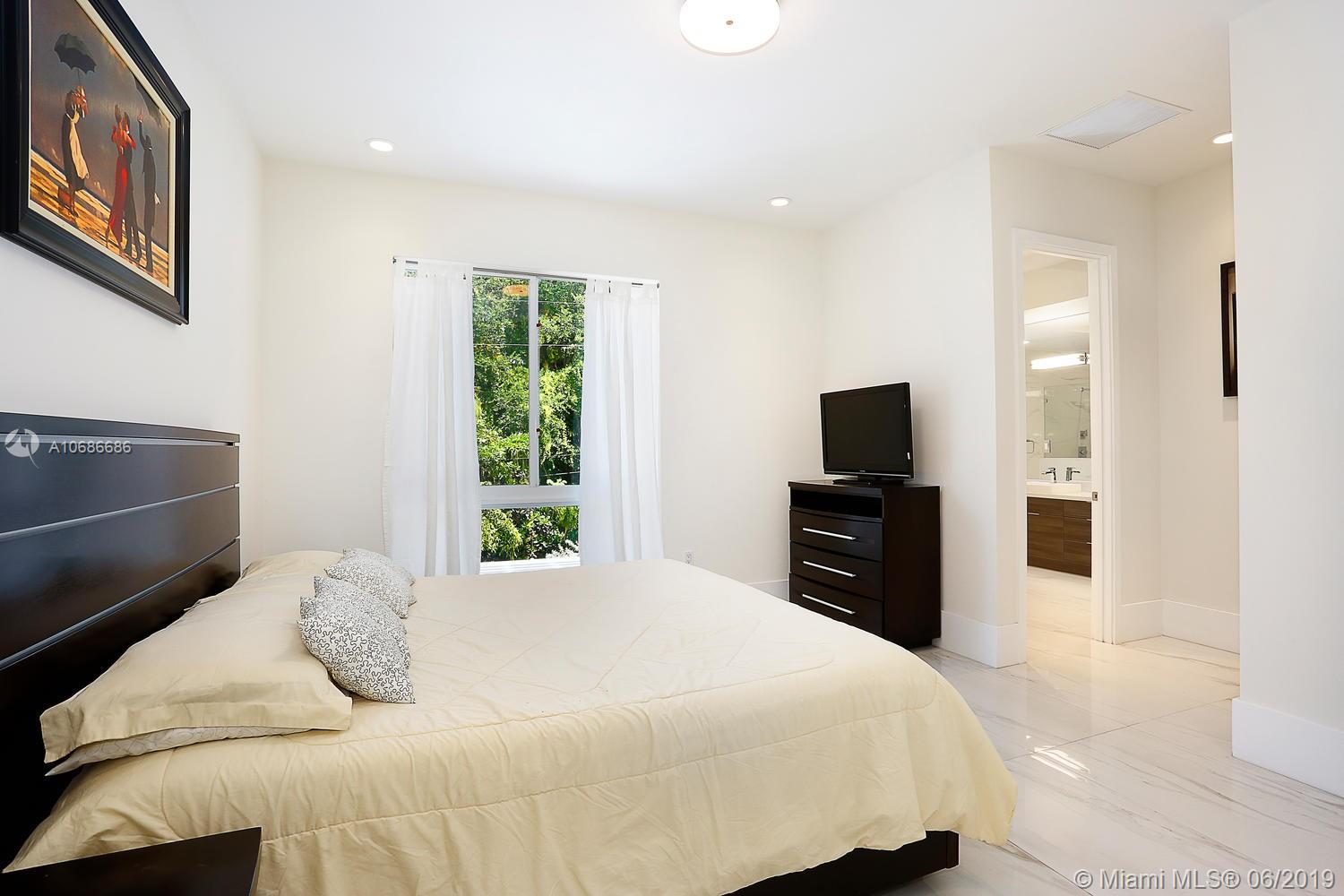 11847 Southwest 81st Road Pinecrest, FL 33156 - Photo 14 of 40 Gallery Image 14