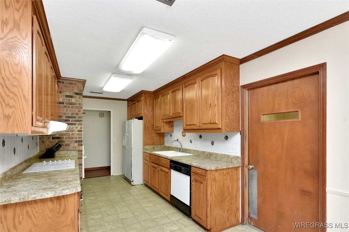 102 Plum Tree Way Dothan, AL 36303 - Photo 4 of 25 Kitchen - solid oak cabinets