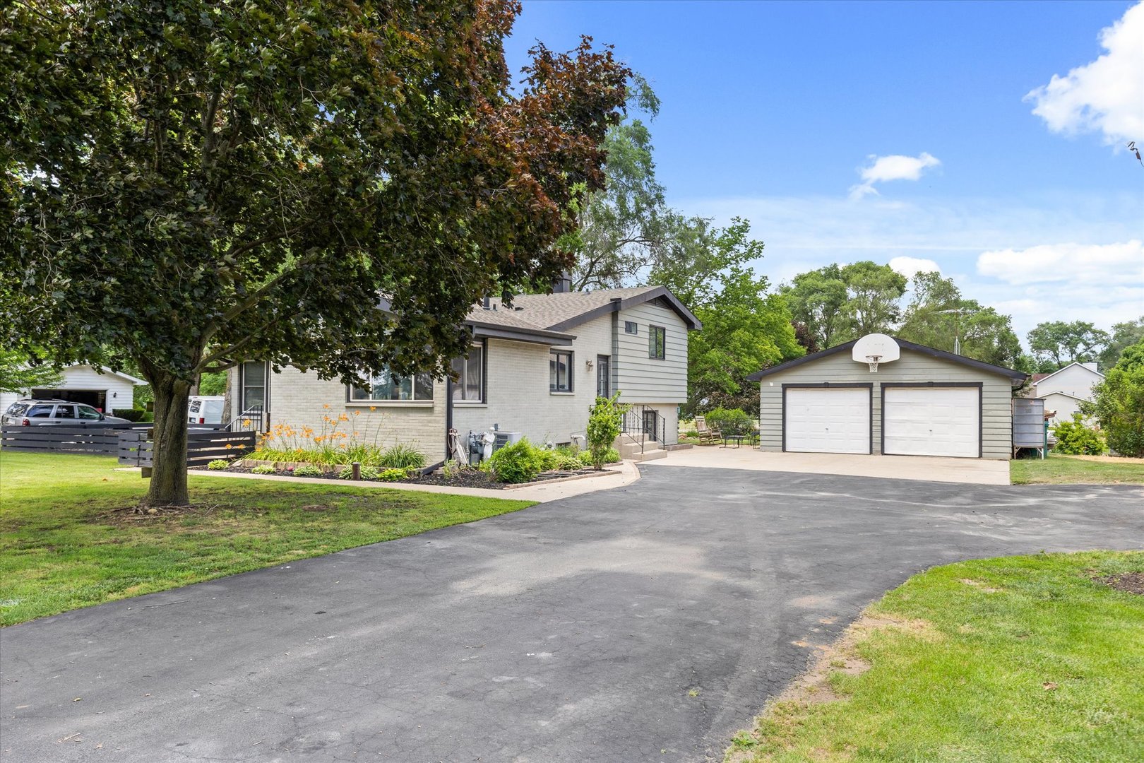 290 West Southmor Road Morris, IL 60450 - Photo 1 of 34 a front view of a house with a yard and garage