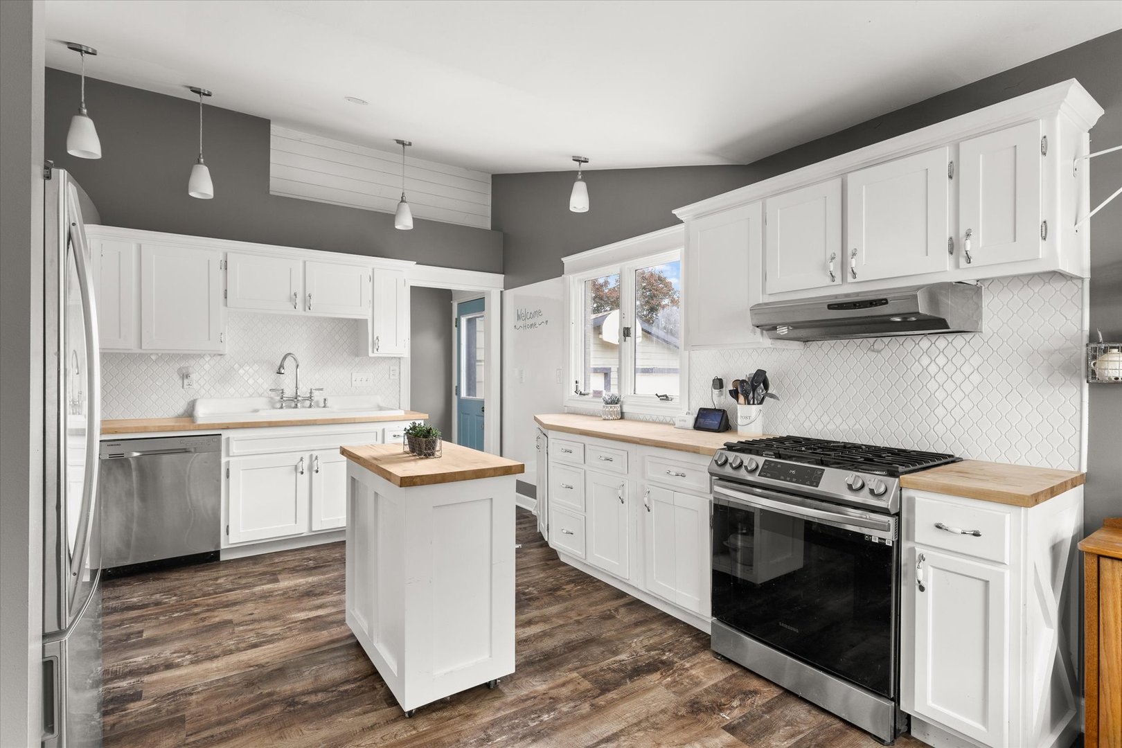 290 West Southmor Road Morris, IL 60450 - Photo 2 of 34 a kitchen with granite countertop cabinets stainless steel appliances and a wooden floor