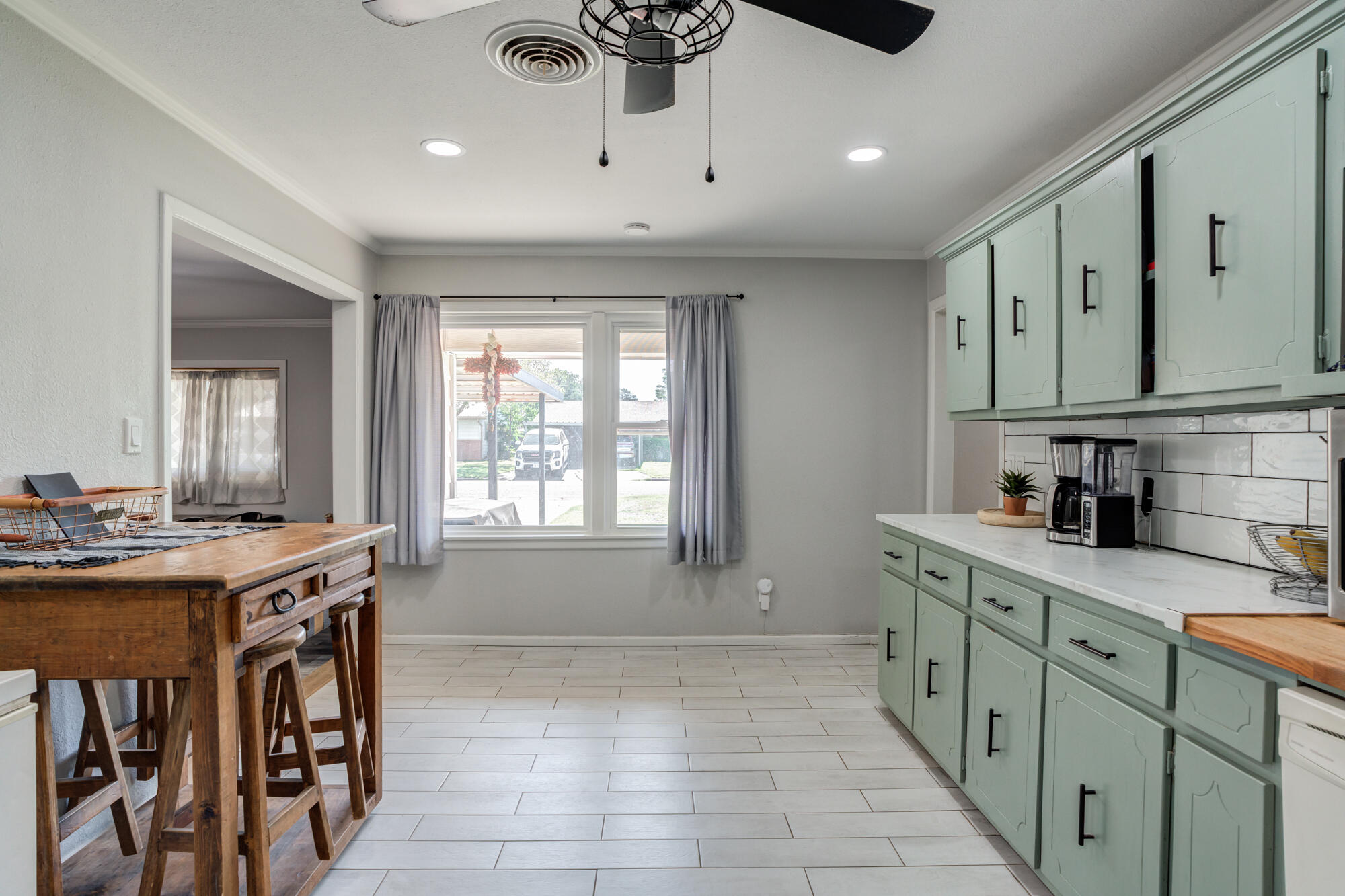 811 Borger Plainview, TX 79072 - Photo 16 of 32 811-Borger_Plainview-TX_14_Kichen