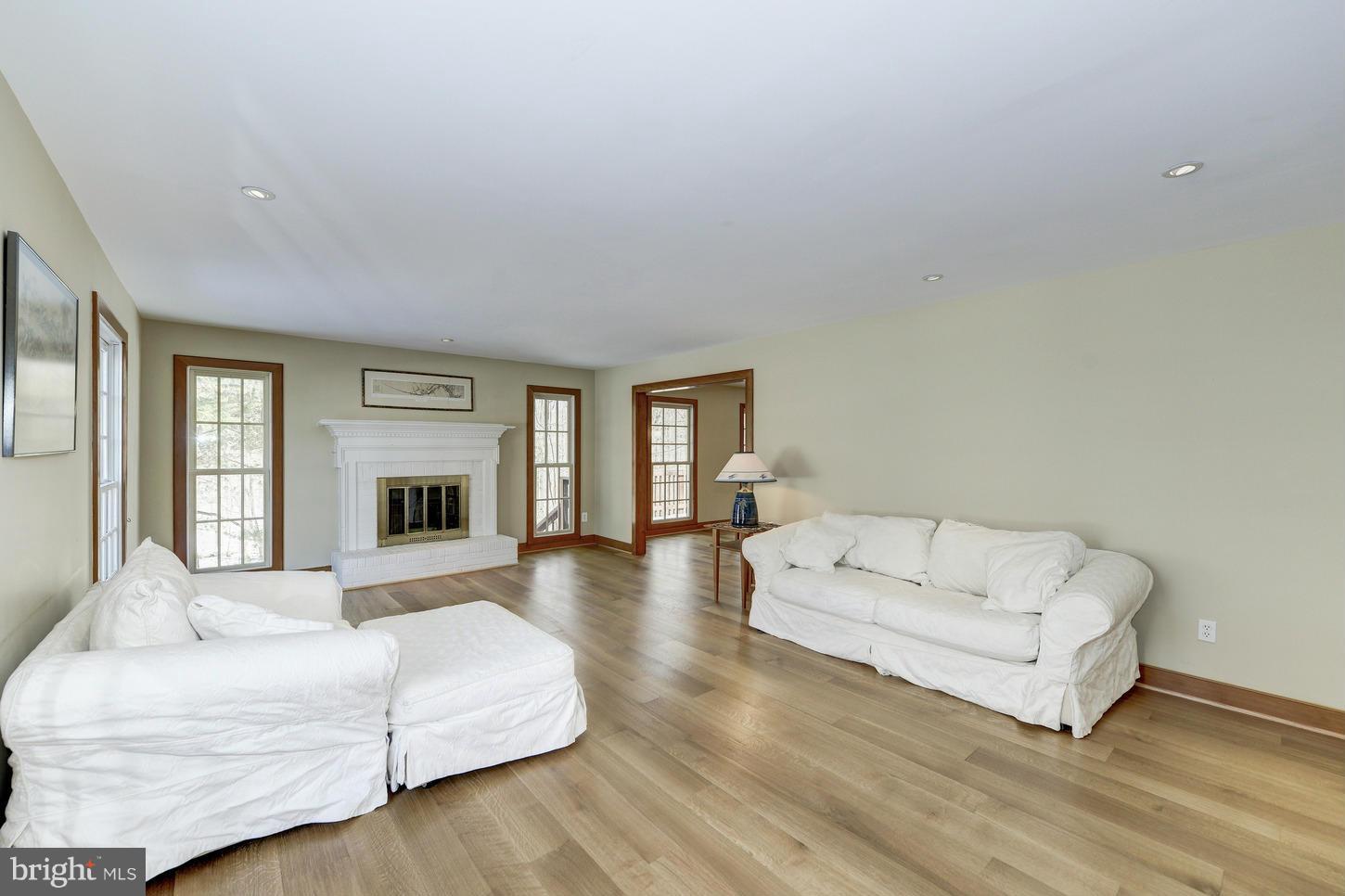 722 Ridge Drive McLean, VA 22101 - Photo 3 of 30 Living Room