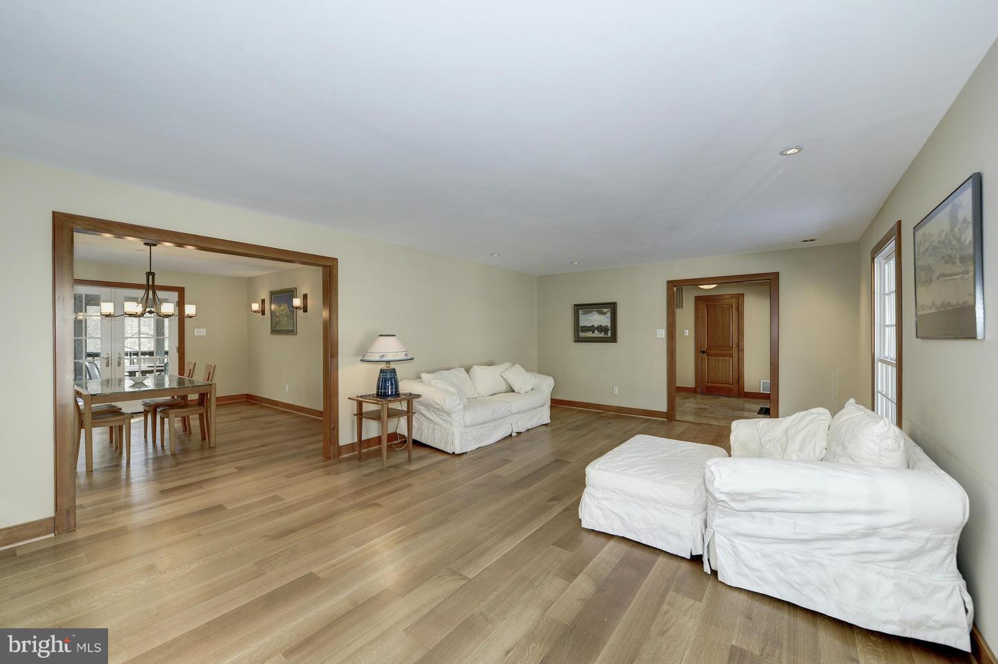 722 Ridge Drive McLean, VA 22101 - Photo 4 of 30 Living Room