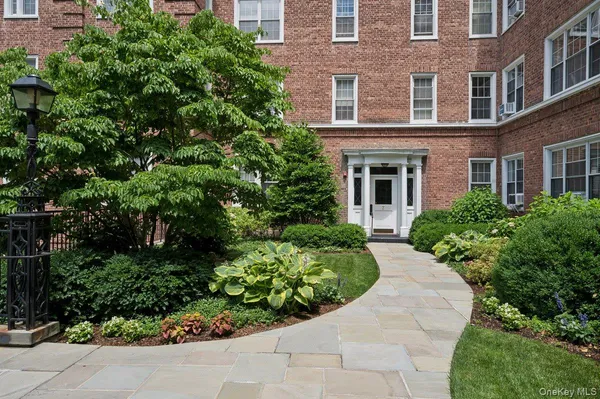 $749,000 | 7 Midland Gardens, Unit 1M, Bronxville, NY 10708