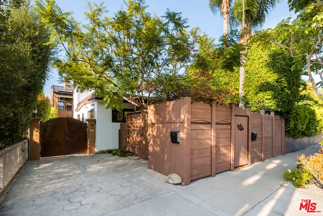 $3,350,000 | 667 Santa Clara Avenue, Venice, CA 90291
