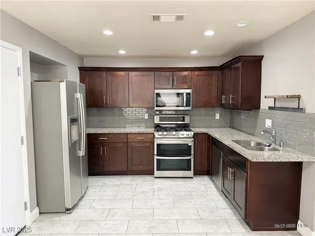 $2,400 | 2062 Club Crest Way, Henderson, NV 89014