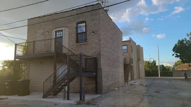 a view of a pathway along a building