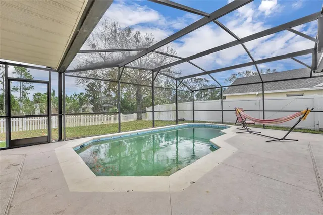 a view of a backyard