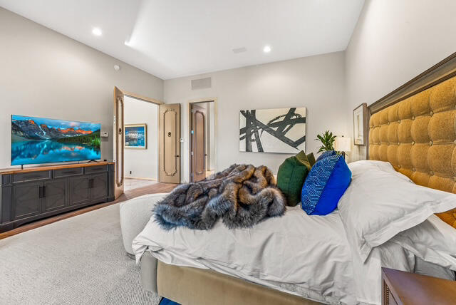 20 Vía Condotti Rancho Mirage, CA 92270 - Photo 26 of 40 a bed room with two bed and a flat screen tv