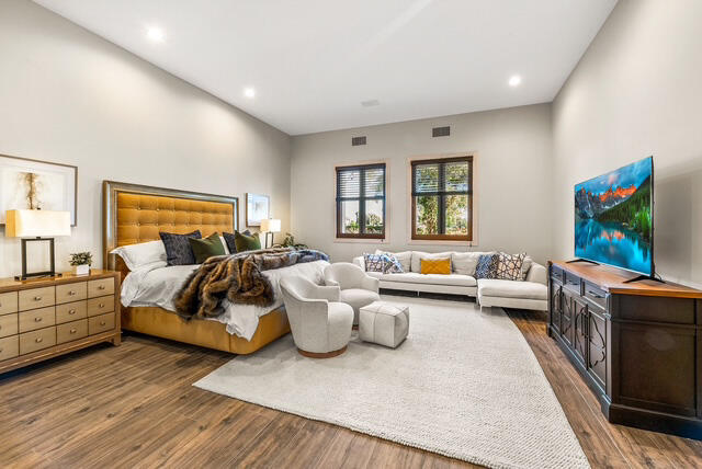 20 Vía Condotti Rancho Mirage, CA 92270 - Photo 27 of 40 a bed room with furniture and a flat screen tv